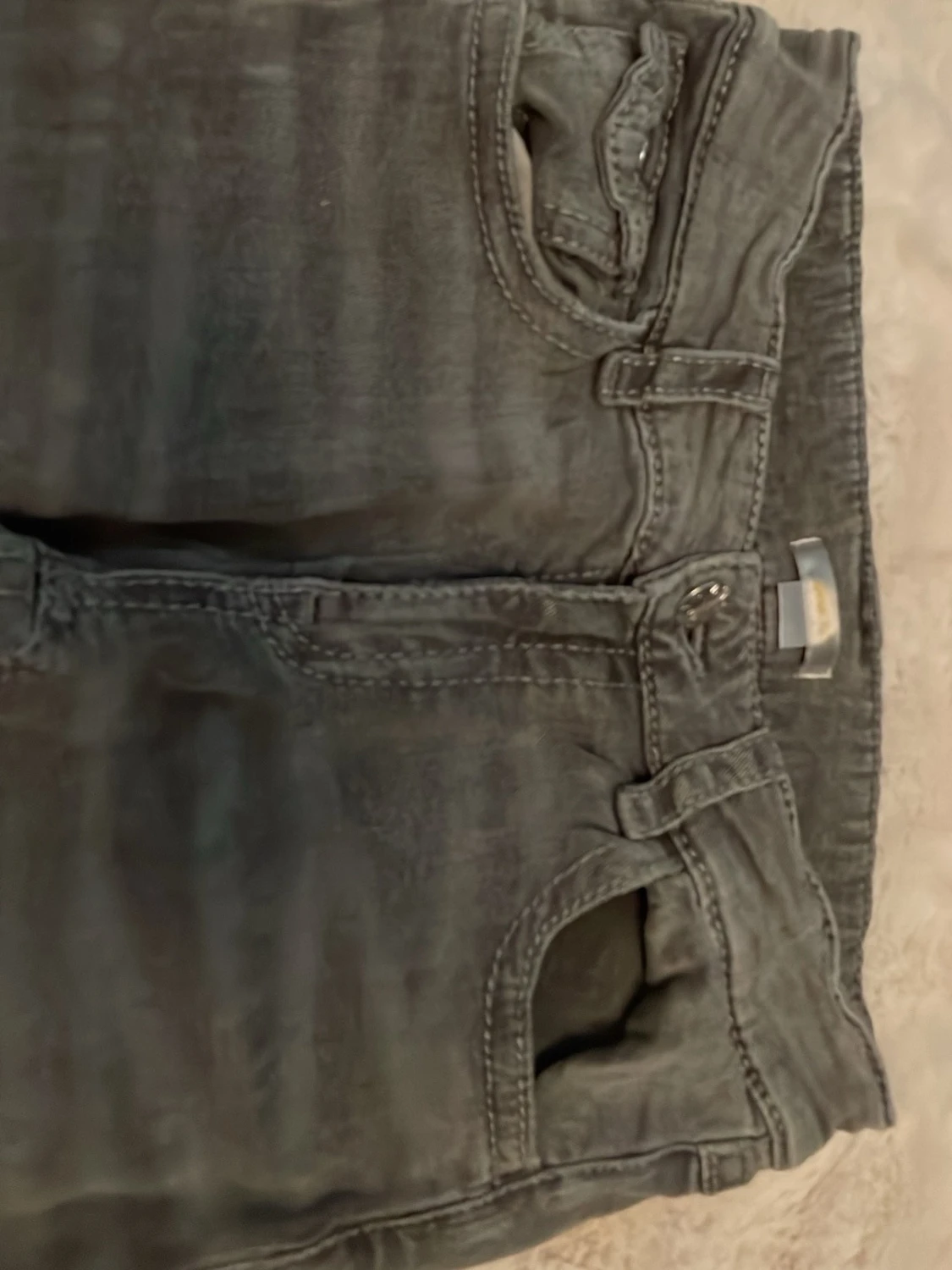 Grå bootcut jeans med slitning - 1