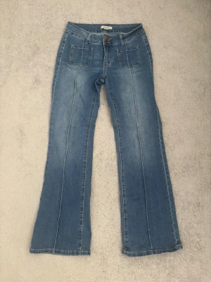 Blåa jeans från Madlady - Blå stretchiga jeans från Madlady. Använt fåtal gånger pågrundav att det inte är min stil längre.