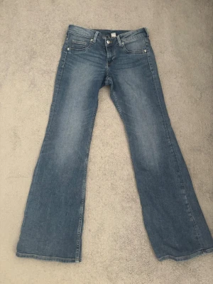 Flates jeans från H&M - Blåa flared jeans från H&M använt fåtal gånger pga att det inte riktigt är min stil.
