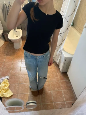 Svart t-shirt  - En enkel svart t-shirt med rund hals och korta ärmar i storlek xs🥰