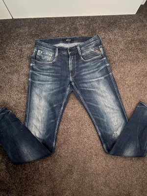 Replay Anbass  - Sjukt feta replay Anbass med unik tvätt. Jeansen har även några slitningar. Skicket är som ny, inga defekter. Storlek 30/32. Mitt pris endast 545kr 