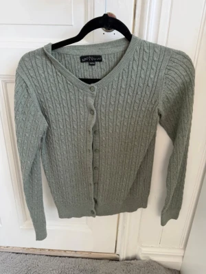Khaki grön kofta - En kofta med knappar i khaki grön. Storlek 158/164❣️❣️