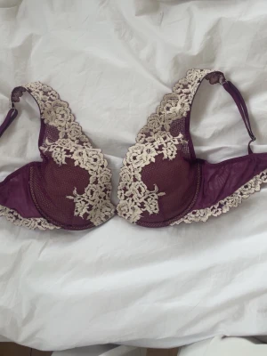 Lila Intimissimi BH - Super fin lila bh från intimissimi! I bra skick men saknar lapp då jag har klippt av den, men är i stl 75B
