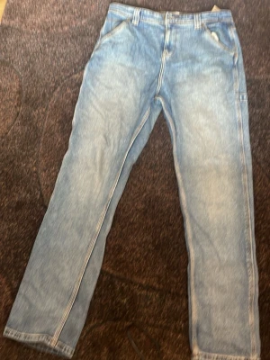 Ljusblå  jeans från Lee - Säljer ett par ljusblå jeans med raka ben och flera praktiska fickor, både fram och bak. Jeansen har inga tecken på användning och inga defekter. Hör gärna av er vid frågor eller funderingar!    Mvh Melker 