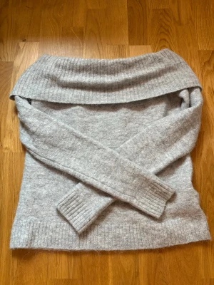 Ljusgrå off shoulder stickad tröja - Mysig ljusgrå stickad off shoulder tröja från gina tricot, sticks lite men är i mycket bra skick. Kommer ej till användning.