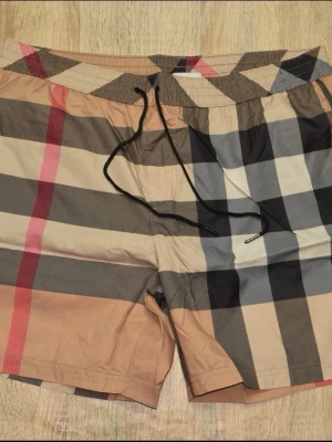 Burberry shorts  - Snygga Burberry badshorts i klassisk och stilren design. Perfekta för stranden, poolen eller sommardagar. Bekväma och i bra skick. Pris kan diskuteras vid snabb affär.