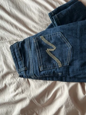 low waist bootcut stitch jeans  - Dessa passar ej mig längre därför säljer jag dom! Väldigt bra skick 