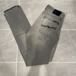 Nudie jeans  - Ett par snygga jeans från nudie i storlek W32 L34 i modellen Tilted Tor. De har en defekt i skrevet där det gått upp ett hål. Har halvt lagat det men man kan lämna in dem för lagning hos nudie jeans gratis om man vill. 