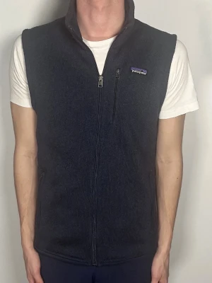 Patagonia väst  - Säljer en eftertraktad Patagonia fleece väst. Ny pris 1399kr. Skick 8/10. Stroken S