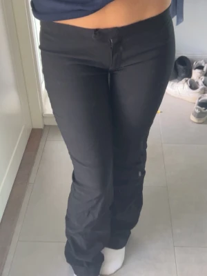 Extremt lågmidjade kostymbyxor  -  Kostymbyxor med låg midja från Vero Moda💕 midjemått: 33 cm men stretchig så passar mig som bär 37 cm. Innerbenslängd: 82 cm. Grenhöjd: 19 cm.                                                                                      OBS! är nersydda av tidigare ägare.                                     