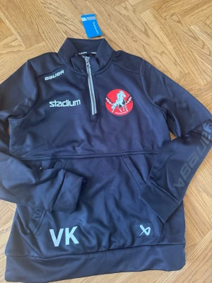 Bauer tröja - Säljer en helt ny vita hästen tränings tröja! Säljer den då det blev fel i storleken när jag beställde den. Lappen är kvar, storlek S juniorstorlek! Ny pris: 489 Skriv till mig vid funderingar!