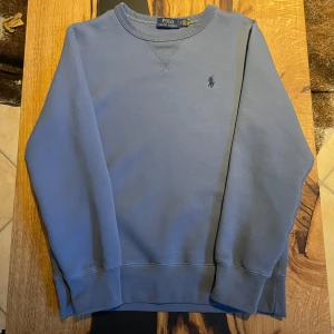 Blå tröja från Polo Ralph Lauren - Säljer denna feta Ralph lauren tröja. Den är helt ny och är i toppskick! Det står att den är i storlek s men passar xs mycket bättre. Hör bara av er om ni är intresserade eller har några frågor😀