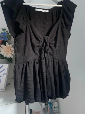 Svart topp Lager 157 - Jätte basic söt topp från lager. Knyte fram till och sitter väldigt fint passar till nästan allt. Storlek M💋