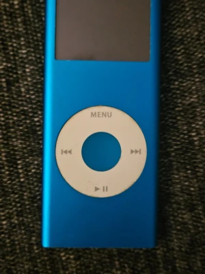 Blå Apple iPod Nano 4GB - Fin ipod  4 gb. Passar till vanligt iphone laddare.  Ej laddkabel.  Ingen hörlurar.  Passar vilket hörlurar som helst  Ny pris 2000.