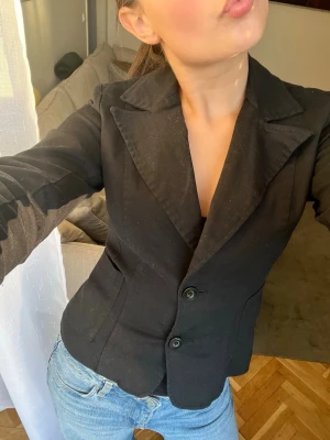 Tight jeansjacka  - En sååå snygg figursydd ”kavaj” eller jacka i jeans material supernajs till sommar💝💝