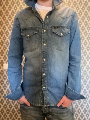Lee jeans skjorta  - Skick: 8/10 | Storlek: S | Pris: 499 | Finns en defekt som ni kan se på bild 3 | Modellen på bilden är 170, 60kg | Hör av er vid frågor! 🙌
