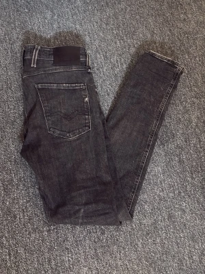 Replay anbass jeans - Fräscha gråa replay jeans, skick 8/10. Hör av er för bättre bilder eller frågor i dm! 
