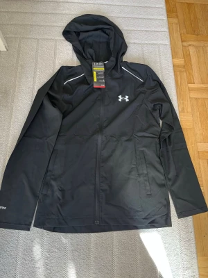 Svart sett Under Armour - Säljer ett under armour svart sett med byxorna och jackan.