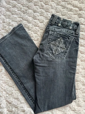 Miss me jeans  - Ljusgråa lågmidjade jeans från Miss me. Midjemått: 35cm. Grenhöjd: 17cm. Innerbenslängd: 75cm. Lårbredd: 19cm. Hör av dig vid frågor!