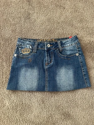 jeanskjol - Jätte snygg jeanskjol med coola detaljer på bakfickorna. Kontakta mig om du har några frågor🩷 pris kan diskuteras 