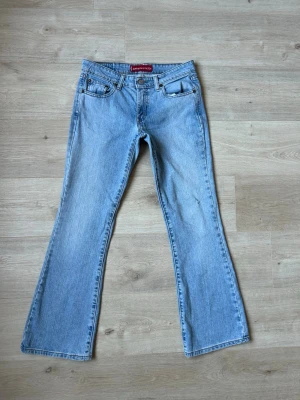 Ljusblåa Levis 518 Bootcut Jeans Storlek S 7 - Fina Levis Jeans i blå färg. Jeansen är i mycket bra skick och sparsamt använda. |  Äkta som allt annat jag säljer! ✅ |  Storlek: | S / 7 Skick: Mycket Bra Skick - blivit lagade på ett ställe (SE SISTA BILD)| Färg: Blå | Märke: Levis | Modell: Jeans |   Hör gärna av dig vid frågor så svarar jag så fort jag kan! 😁|  (Sku - 96)