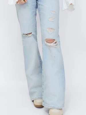 Ljusblå slitna bootcut jeans - Säljer  ett par ljusblå bootcut jeans med slitningar den trendiga från Gina. Jag är 166 och dessa är lite långa vid benen. Jensen är i storlek 164 från Gina Young delen som är de största så i vanlig storlek är de ungefär från xs- s. Den är använd max 2 ggr. Den är slutsåld överallt 