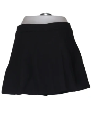 Svart skort med hög midja - Stilren svart skort med hög midja och diskreta sömdetaljer framtill. Skorten har en klassisk A-linjeform och är tillverkad i ett mjukt, vävt tyg som ger en snygg siluett.