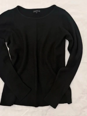 Eirene svart jumper från Stockh LM - Jumper i superskönt material (80% viskos och 20% polyamid) Använd men behållt färg och form fint ✨ Axelbredd 32 cm, längd 56 cm.