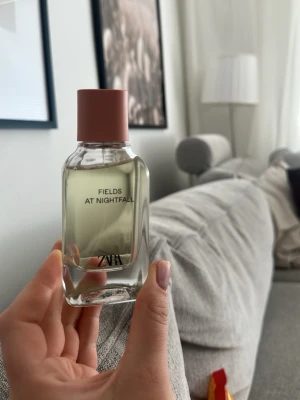 Fields at Nightfall parfym från Zara - Säljer en parfym från Zara med namnet Fields at Nightfall. Flaskan är transparent med en ljusrosa, matt kork och har en stilren, modern design. Den är inte för mig längre så bättre användning för någon annan🥰