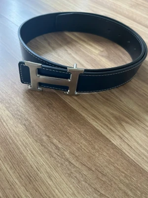 Blått H bälte - Säljer H-bälte helt nytt. Pris går att diskuteras! En av de billigaste prisen på Plick.  Skickar inom 24h! 