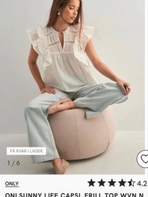 Vit volangblus från ONLY - Snygg vit blus från ONLY. Aldrig använd.