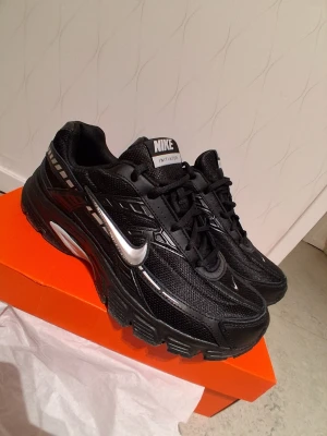 Nike Initiator svarta sneakers - Nike Initiator sneakers använt några gånger men är exakt som ny är ni sugen eller har funderingar skriv till mig.