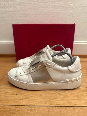 Valentino open sneakers  - Säljer nu dessa fina valentino skor | Skorna är i fint skick | Storlek 38 | Hör gärna av er vid frågor eller funderingar 