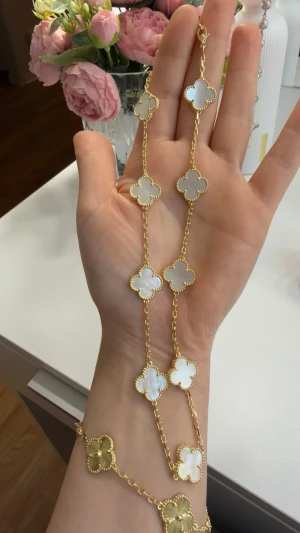 18k guldpläterat halsband (10blommor) - Ett elegant halsband i rostfritt stål med vacker guldbeläggning. Designen med fyrklöverformade detaljer ger en stilren och lyxig känsla som passar både till vardag och fest.  ✔ Tillverkat av rostfritt stål   ✔ Guldpläterat – behåller sin fina glans   ✔ Mycket hög kvalitet   ✔ Tidlös och modern design    Jag har även matchande armband ✨   Skicka DM vid intresse 💌