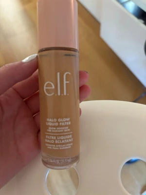 elf halo glow - säljer oanvänd elf halo glow för att det är i fel shade. shade 2 fair light. aldrig använd 