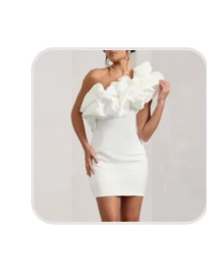 Vit one shoulder klänning med volang - Snygg vit kortklänning i satin med stor volangdetalj över ena axeln. Klänningen är one shoulder och har en figurnära passform som ger en elegant siluett. Perfekt för dig som vill sticka ut med en unik och trendig look.