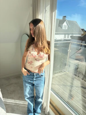 Blommig top - Rosa/beige blommigt linne. Storlek S 💕💕💕💕