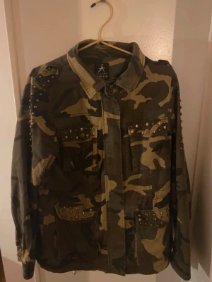 Camo jeans jacka med nitar  - Snygg camouflagefärgad jeansjacka från Atmosphere med coola nitar på axlar och fickor. Säljer då den inte kommer til användning💘