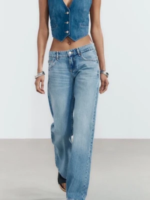Lågmidjade vida jeans Zara - Sååå snygga jeans i storlek 32, liiite upptrampade längst ner annars så bra skick. I modellen ”jeans trf wide leg låg midja” 🥰🥰