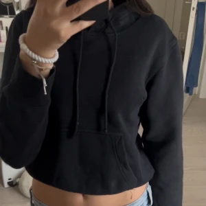 Svart hoodie - Säljer denna söta vintage Hoodien i storlek xxs💗