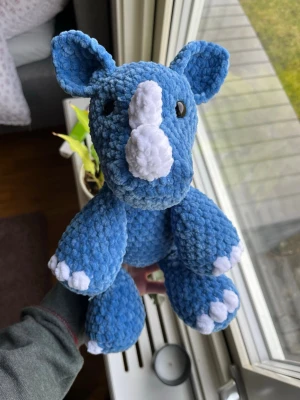 Virkad blå noshörning🦏💙 - Första gången jag gör en noshörning och hjälp vad den blev söt!🥹🦏💙 Planerar redan att göra den i fler färger🌸!Dessa innehåller säkerhetsögon som inte rekommenderas för barn under 3 år! 