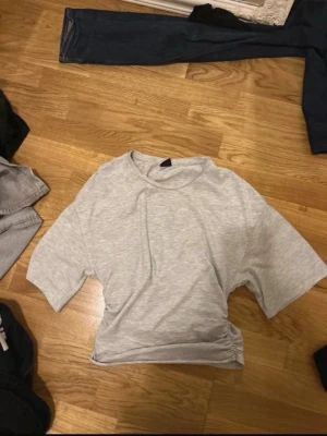 soft ruched tee gina tricot  - Snygg och enkel grå tröja från Gina Tricot. Supermjuk och skön, passar till allt 🤍 Perfekt för vardag eller en clean outfit.