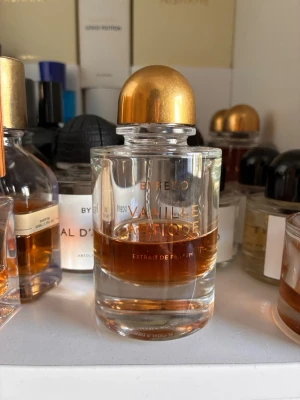 Byredo Vanille Antique Extrait de Parfum - 75ml flaska, mängd enligt bild. Uppskattar ungefär 26-28ml kvar. Nypris 3650kr. 