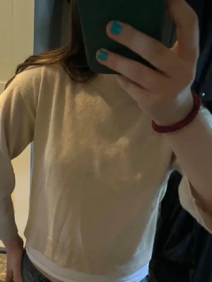 Cashmere tröja ifrån SOFT GOAT - Säljer en beige cashmere tröja ifrån SOFT GOAT⭐️
