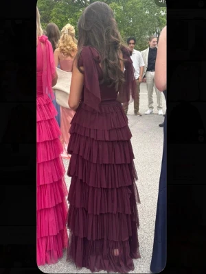 Balklänning  - Jättefin balklänning med flera lager volanger i tyll. Klänningen har en markerad midja och knytbara rosetter vid axlarna. Använd endast en gång och nypris cirka 1500💕💕💕💕