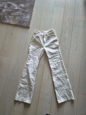 Krämbeige jeans från Weekday - Säljer dessa krämvita/beiga jeans från Weekday i storlek W24 L34 (dessa jeans är för korta för mig och då brukar jag ha 32 i längd)