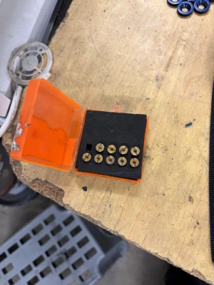 Stage6 förgasarmunstycken kit - Säljer ett Stage6 carb jet kit med flera förgasarmunstycken i en orange plastlåda. Perfekt för dig som vill justera bränsleblandningen på din moped eller scooter. Munstyckena ligger prydligt i en skumgummiinläggning och lådan är smidig att ta med.