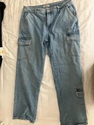 Ljusblå cargobyxor från ONLY - 📸 Produkttyp: Cargojeans 💃 Passform: Wide leg, Low waist 🏷️ Märke: Only 📏 Storlek: totallängd 95cm. Midjeomkrets 84 cm. Innerbenslängden 69cm Om det är något mått jag missat tveka inte att skriva så löser jag det :)  🌈 Färg: blå 🧶 Material: 100% bomull inte stretchiga 🏅 Skick: mycket bra använt skick 💰 Nypris: 599 kr tror jag