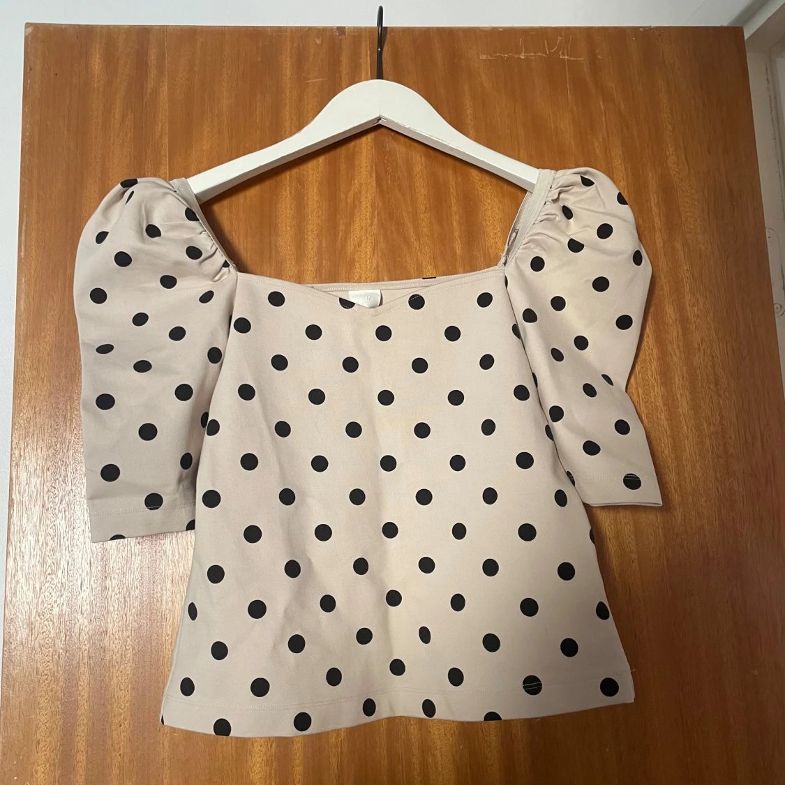 Beige topp med puffärmar och svarta prickar