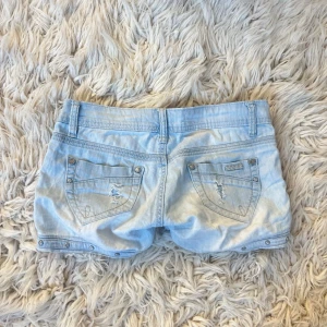 J4 Superljusblåa Superlowrise jeansshorts  - Midja ca 38 cm rakt över. Väldigt snygga jeansshorts men passade tyvärr inte mig, därför jag säljer dem. 